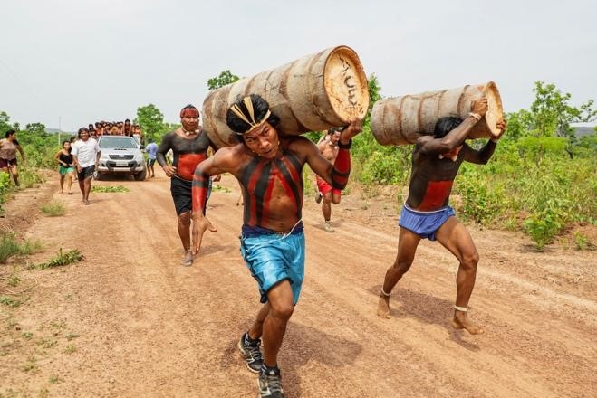 Corrida de toras de buriti. Foto: Raissa Azeredo