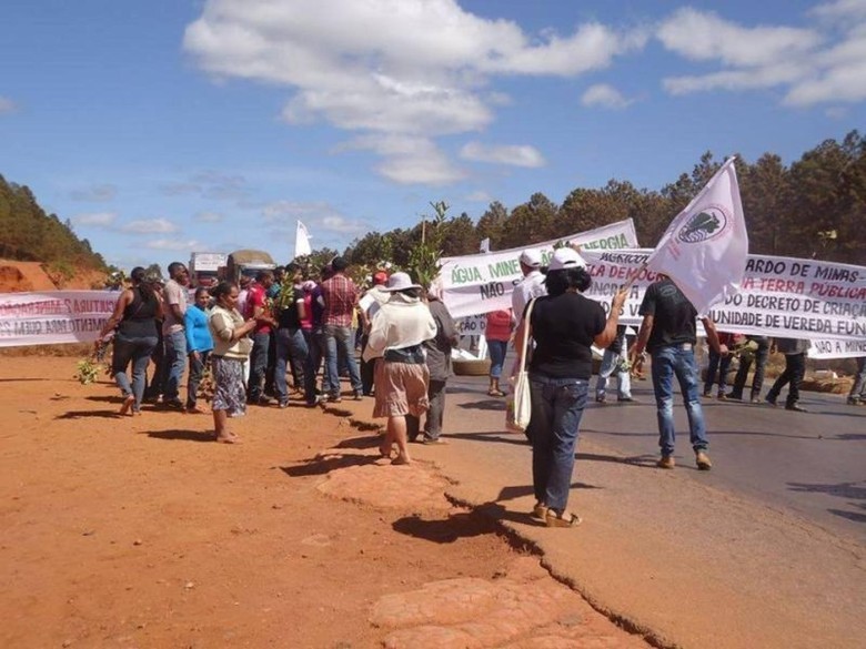 Movimento Geraizeiro paralisa  BR 251 reivindicando proteção ao cerrado e seus povos