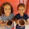Crianças aprendendo sobre germinação e agroecologia