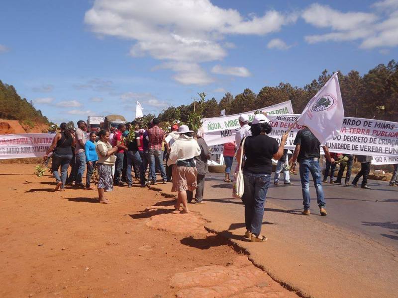 Geraizeiros manifestam na BR- 251 ao Norte de Minas. 